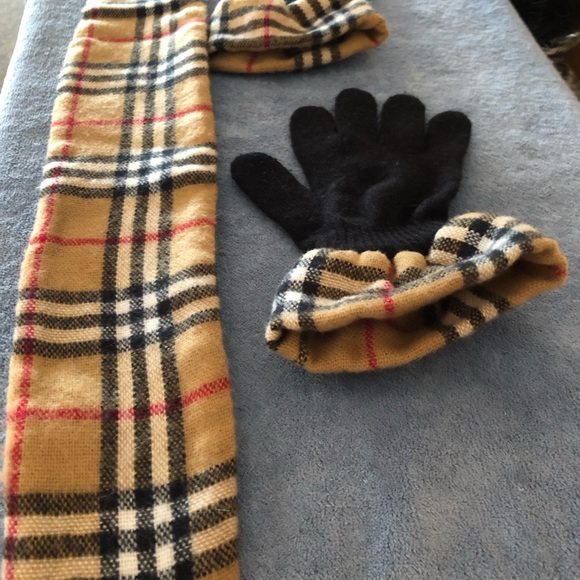 Gloves and matching ear band/headband set. - Picture 4 of 4